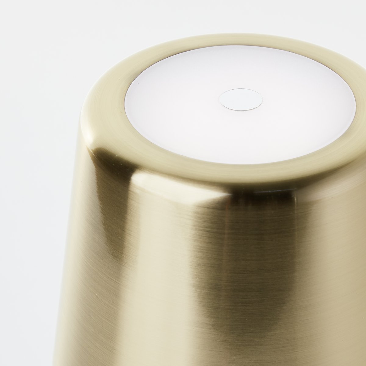 Xaana 37cm Gebürstetes Messing tragbare Von Brilliant - Mit der Touch-Dimmer-Funktion und der einstellbaren Farbtemperatur von Warmwei&szlig; bis Kaltwei&szlig; sorgt sie f&uuml;r eine angenehme Atmosph&auml;re im Innen- und Au&szlig;enbereich.