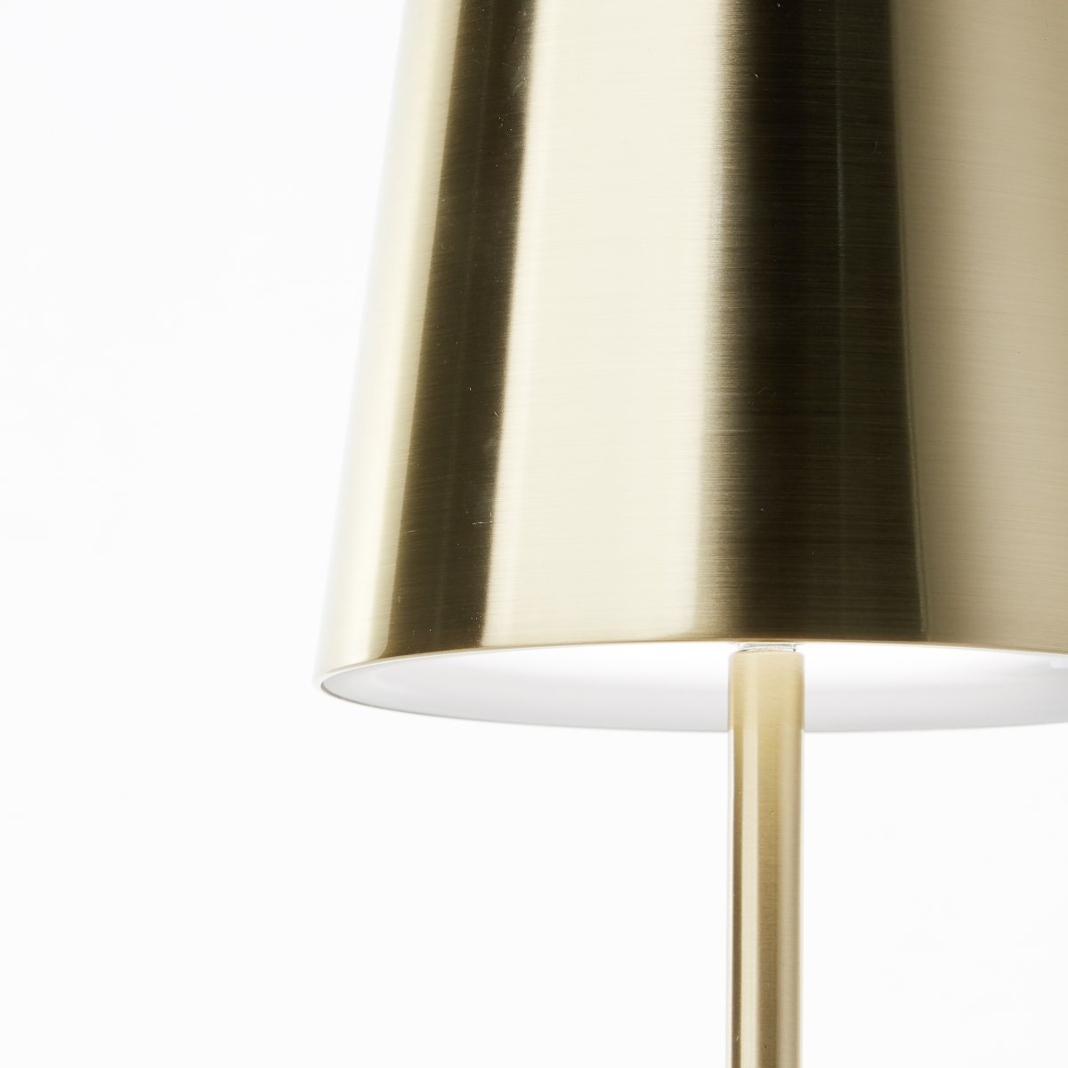 Xaana 37cm Gebürstetes Messing tragbare Von Brilliant - Mit der Touch-Dimmer-Funktion und der einstellbaren Farbtemperatur von Warmwei&szlig; bis Kaltwei&szlig; sorgt sie f&uuml;r eine angenehme Atmosph&auml;re im Innen- und Au&szlig;enbereich.