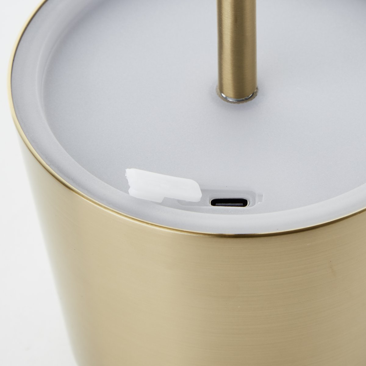 Xaana 37cm Gebürstetes Messing tragbare Von Brilliant - Mit der Touch-Dimmer-Funktion und der einstellbaren Farbtemperatur von Warmwei&szlig; bis Kaltwei&szlig; sorgt sie f&uuml;r eine angenehme Atmosph&auml;re im Innen- und Au&szlig;enbereich.