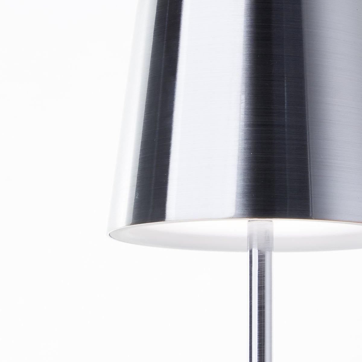Xaana 37cm Nickel tragbare Von Brilliant - Mit der Touch-Dimmer-Funktion und der einstellbaren Farbtemperatur von Warmwei&szlig; bis Kaltwei&szlig; sorgt sie f&uuml;r eine angenehme Atmosph&auml;re im Innen- und Au&szlig;enbereich.