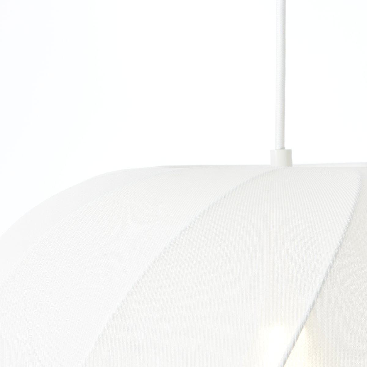 Molly Ø38 Weiß hängelampe Von Brilliant - Es eignet sich perfekt, um eine stimmungsvolle Atmosph&auml;re in Ihrem Zuhause zu schaffen, egal ob es &uuml;ber dem Esstisch, im Wohnzimmer oder im Schlafzimmer h&auml;ngt.