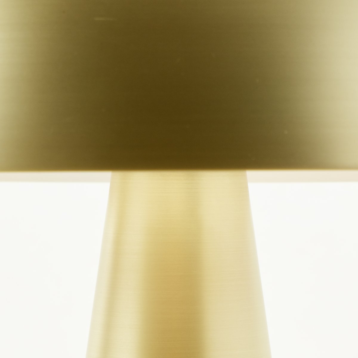 Sigrun 33cm Mattgold tischlampe Von Brilliant - Die Tischleuchte Sigrun ist eine stilvolle und elegante Leuchte aus Metall mit einem modernen Finish in Mattgold.