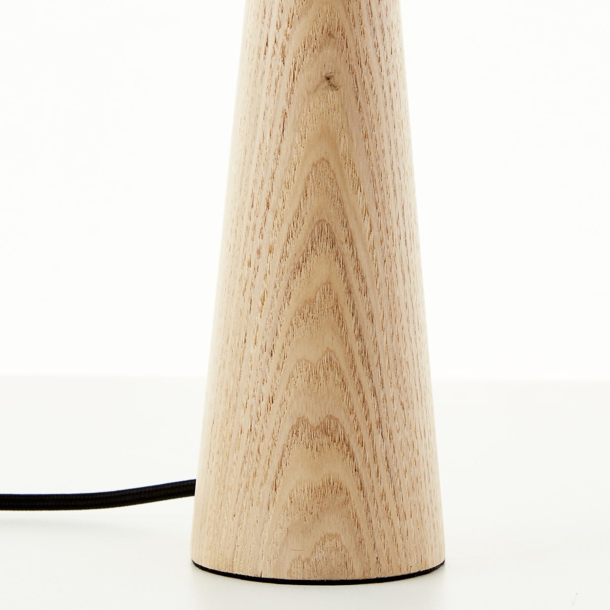Kirou 50cm Holz tischlampe Von Brilliant - Diese elegante Tischlampe mit weißem Schirm und natürlichem Holzsockel schafft eine warme und einladende Atmosphäre in Ihrem Zuhause.