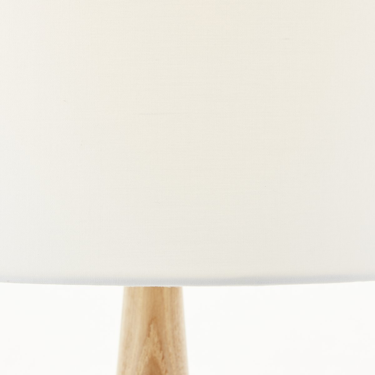 Kirou 50cm Holz tischlampe Von Brilliant - Diese elegante Tischlampe mit weißem Schirm und natürlichem Holzsockel schafft eine warme und einladende Atmosphäre in Ihrem Zuhause.