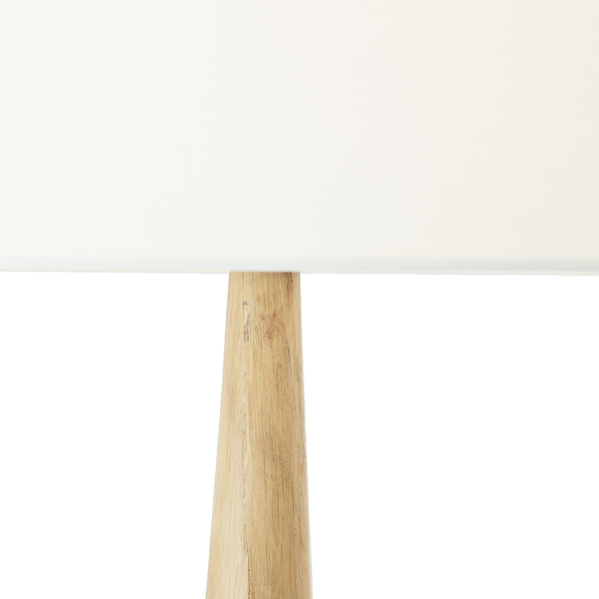 Kirou Holz stehlampe Von Brilliant - Die Kirou Stehleuchte ist eine elegante und moderne Beleuchtungslösung aus Holz, Metall und Textil.