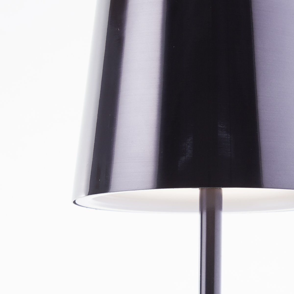Xaana 37cm Schwarz tragbare Von Brilliant - Mit der Touch-Dimmer-Funktion und der einstellbaren Farbtemperatur von Warmwei&szlig; bis Kaltwei&szlig; sorgt sie f&uuml;r eine angenehme Atmosph&auml;re im Innen- und Au&szlig;enbereich.