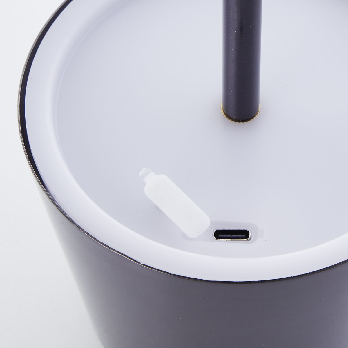 Xaana 37cm Schwarz tragbare Von Brilliant - Mit der Touch-Dimmer-Funktion und der einstellbaren Farbtemperatur von Warmwei&szlig; bis Kaltwei&szlig; sorgt sie f&uuml;r eine angenehme Atmosph&auml;re im Innen- und Au&szlig;enbereich.