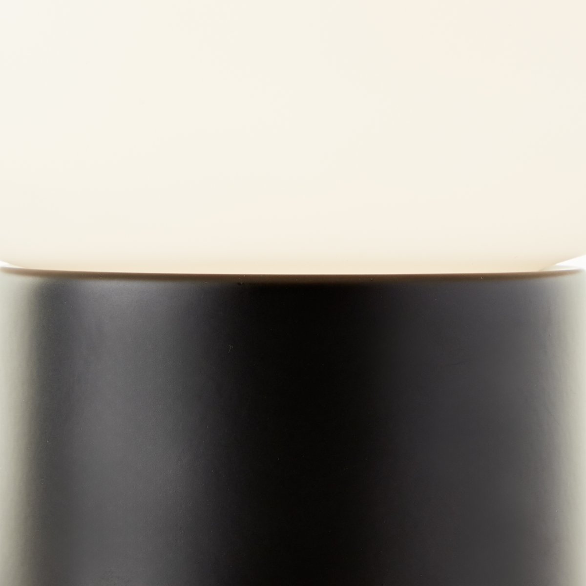 Camille 20cm Schwarz tischlampe Von Brilliant - Mit einem Durchmesser von 17 cm und einer H&ouml;he von 20 cm ist Camille sowohl praktisch als auch dekorativ.