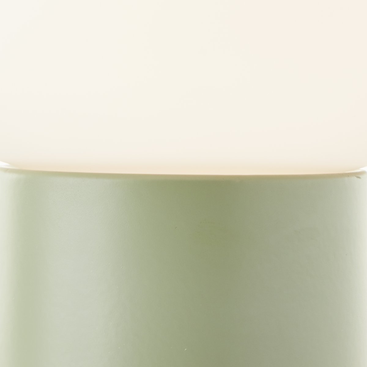 Camille 20cm Grün tischlampe Von Brilliant - Mit einem Durchmesser von 17 cm und einer Höhe von 20 cm ist Camille sowohl praktisch als auch dekorativ.