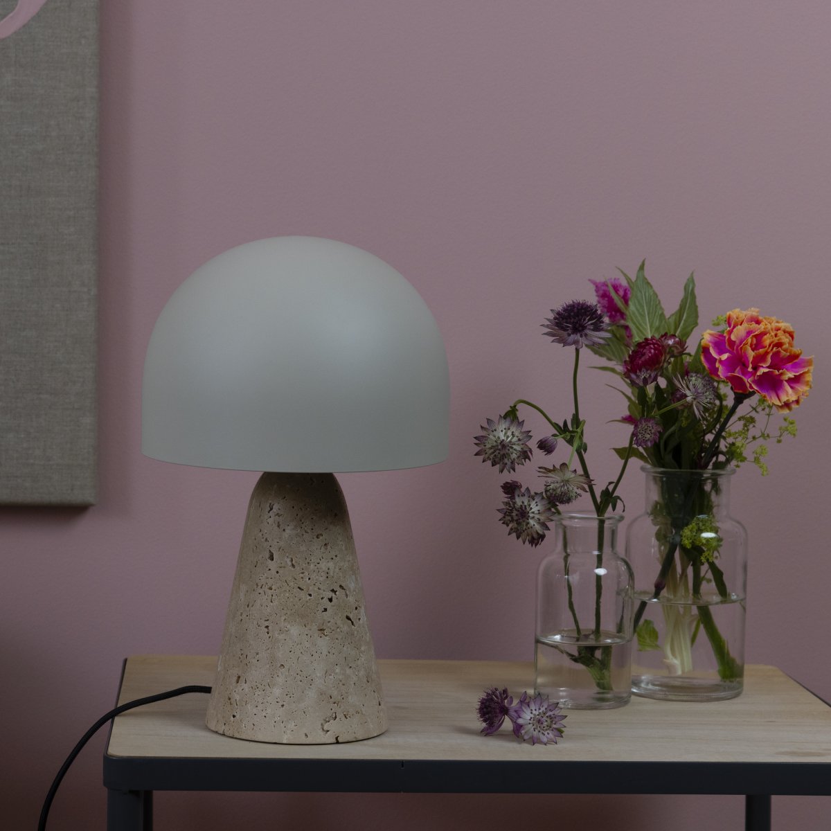 Nalam 30cm Beige tischlampe Von Brilliant - Die Tischleuchte Nalam vereint modernes Design und natürliche Eleganz mit einem stilvollen beigen Lampenschirm und einem stabilen Sockel aus künstlichem Travertinstein.