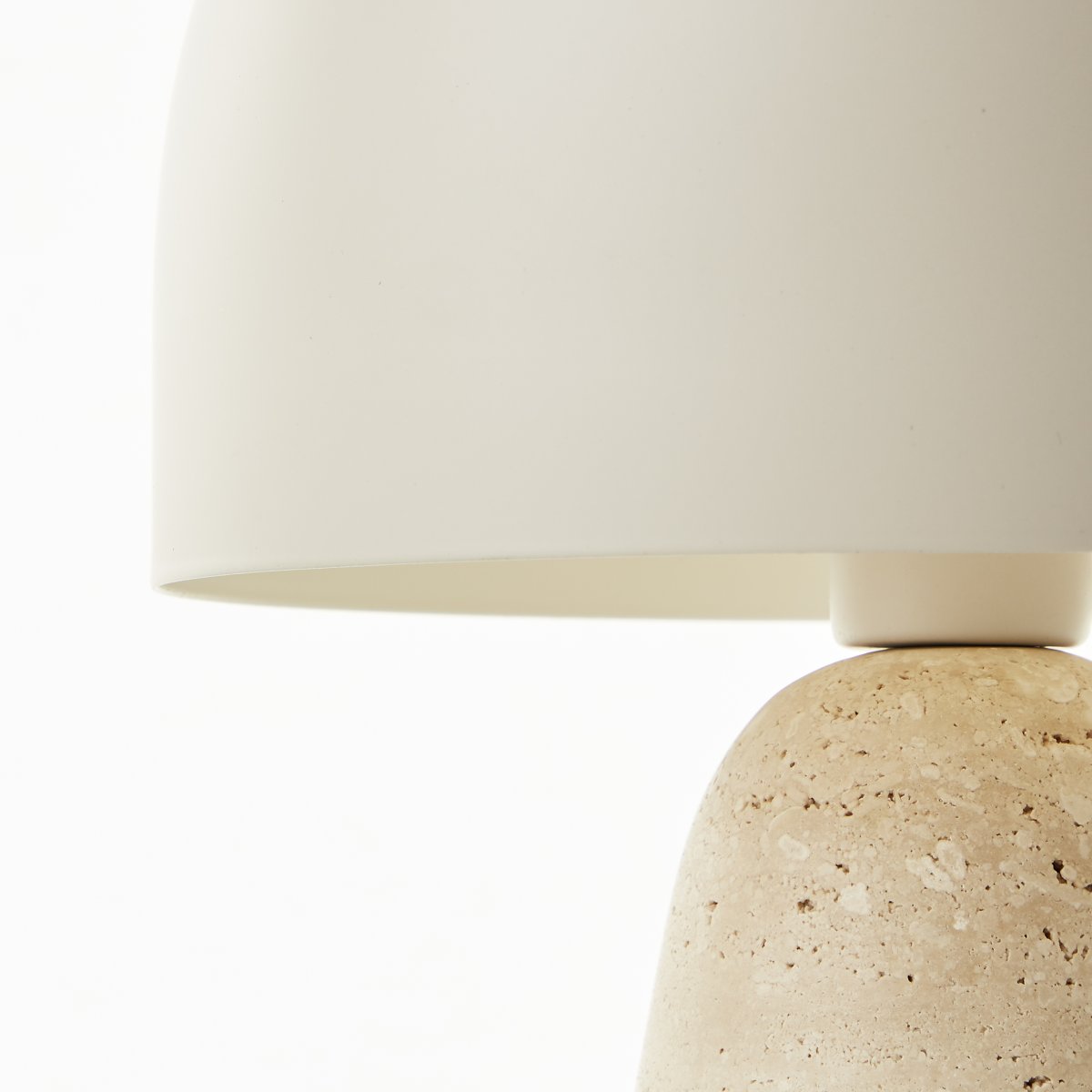 Nalam 30cm Beige tischlampe Von Brilliant - Die Tischleuchte Nalam vereint modernes Design und natürliche Eleganz mit einem stilvollen beigen Lampenschirm und einem stabilen Sockel aus künstlichem Travertinstein.