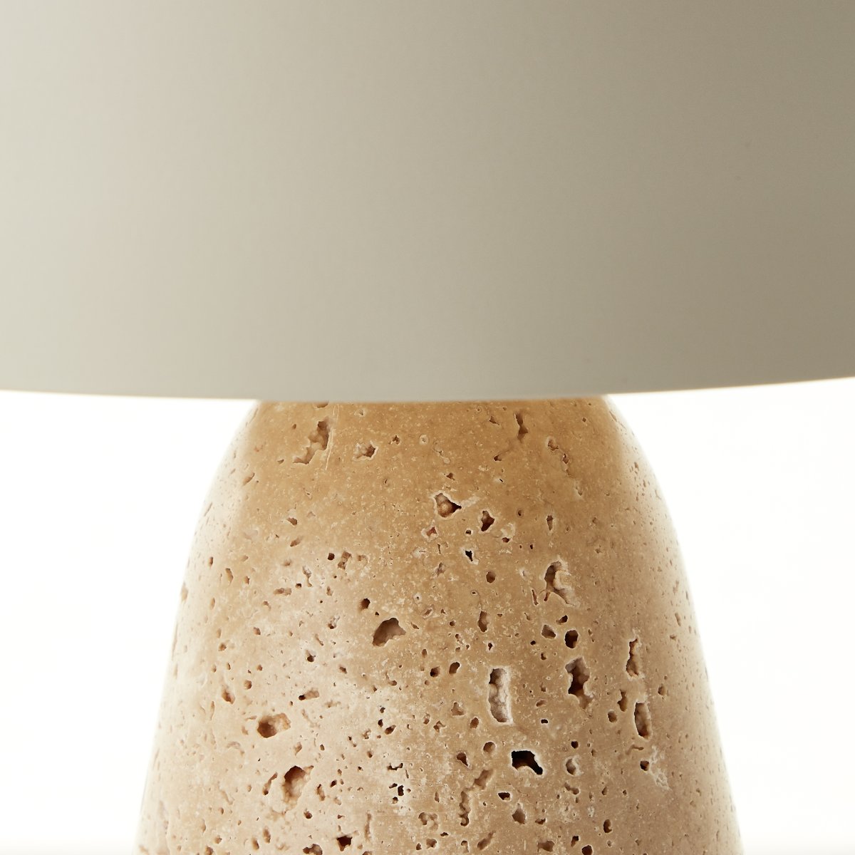 Nalam 30cm Beige tischlampe Von Brilliant - Die Tischleuchte Nalam vereint modernes Design und natürliche Eleganz mit einem stilvollen beigen Lampenschirm und einem stabilen Sockel aus künstlichem Travertinstein.