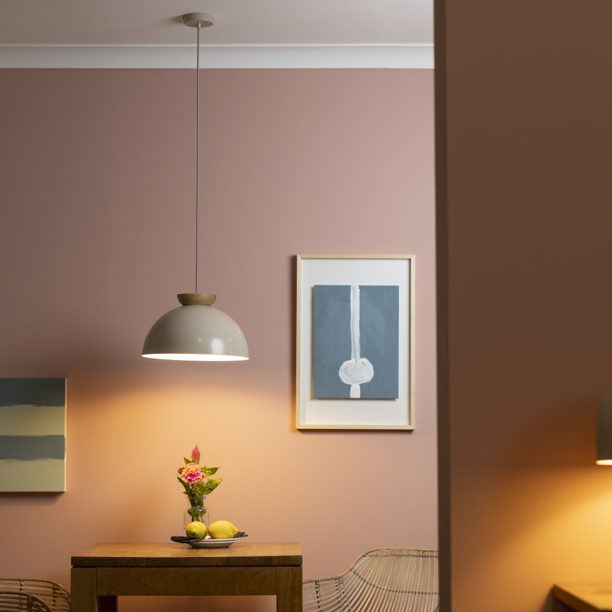 Nalam Ø35 Beige hängelampe Von Brilliant - Die stilvolle Deckenlampe Nalam verleiht Ihrem Zuhause eine moderne und luxuriöse Note.