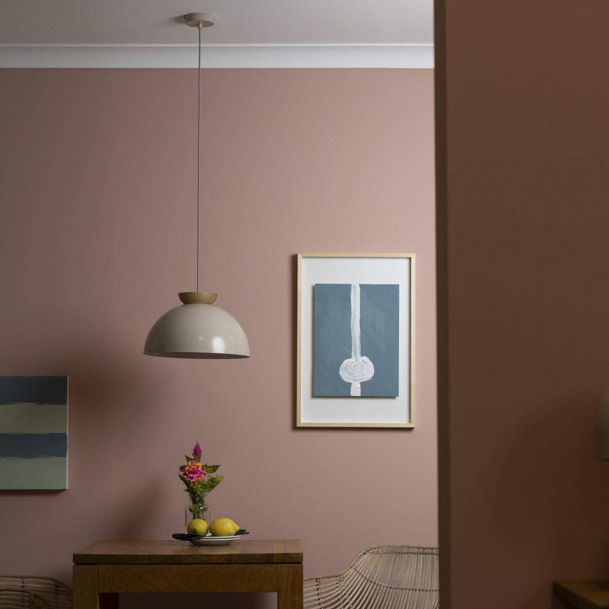 Nalam Ø35 Beige hängelampe Von Brilliant - Die stilvolle Deckenlampe Nalam verleiht Ihrem Zuhause eine moderne und luxuriöse Note.