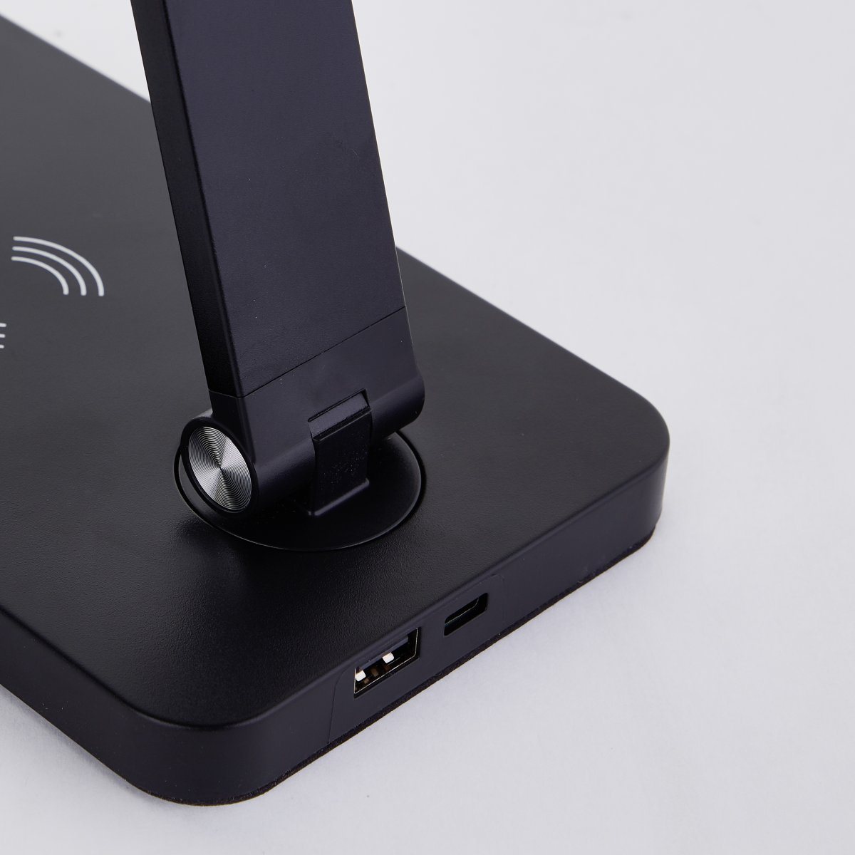 Florence 38cm Schwarz schreibtischlampe Von Brilliant - Die Leuchte verf&uuml;gt &uuml;ber einen 3-Stufen-Touchdimmer zur Regulierung der Helligkeit und bietet sowohl warm- als auch tageslichtwei&szlig;es Licht.