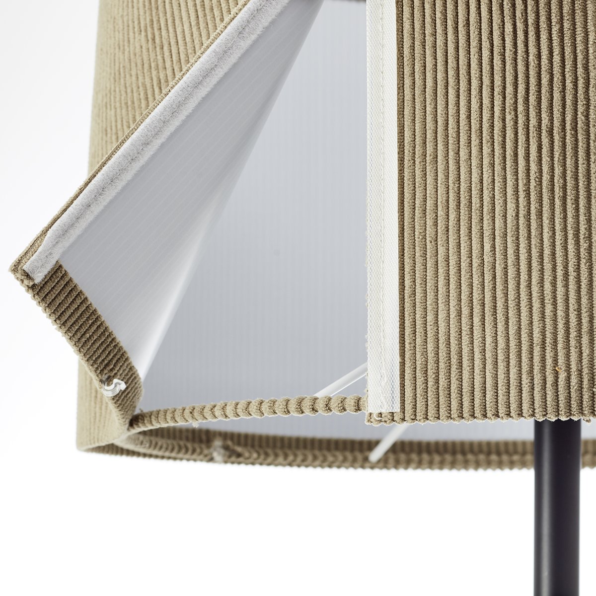 Tony Braun stehlampe Von Brilliant - Durch ihr schlichtes und zugleich modernes Design passt die Lampe zu den meisten Einrichtungsstilen und der gerippte Cordstoff verleiht ihr sowohl eine besondere Haptik als auch eine einzigartige Optik.