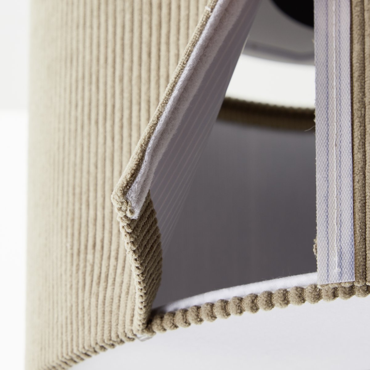 Tony Ø45 Braun deckenleuchte Von Brilliant - Diese stilvolle Deckenleuchte mit einem Schirm aus hochwertigem Cordstoff verleiht jedem Raum einen modernen und einladenden Eindruck.