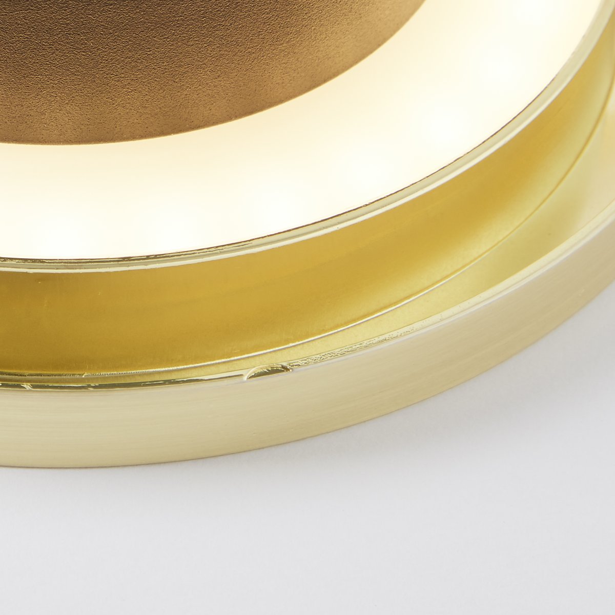 Shadow Ø15 Messing wandlampe Von Brilliant - Die LED-Wand- und Deckenleuchte Sahdow vereint Stil und Funktionalität mit ihrem eleganten Design aus Aluminium und Messingmetall.