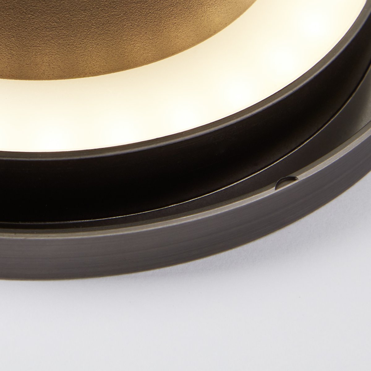 Shadow Ø15 Grau wandlampe Von Brilliant - Die LED-Wand- und Deckenleuchte Sahdow vereint Stil und Funktionalität mit ihrem eleganten Design aus Aluminium und Metall in Grau.