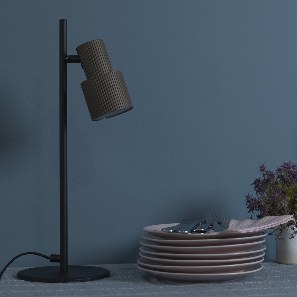 Cadiz 42cm Mattschwarz schreibtischlampe Von Brilliant - Die Tischlampe Cadiz ist eine moderne und stilvolle Lampe, die perfekt in alle zeitgenössischen Inneneinrichtungen passt.