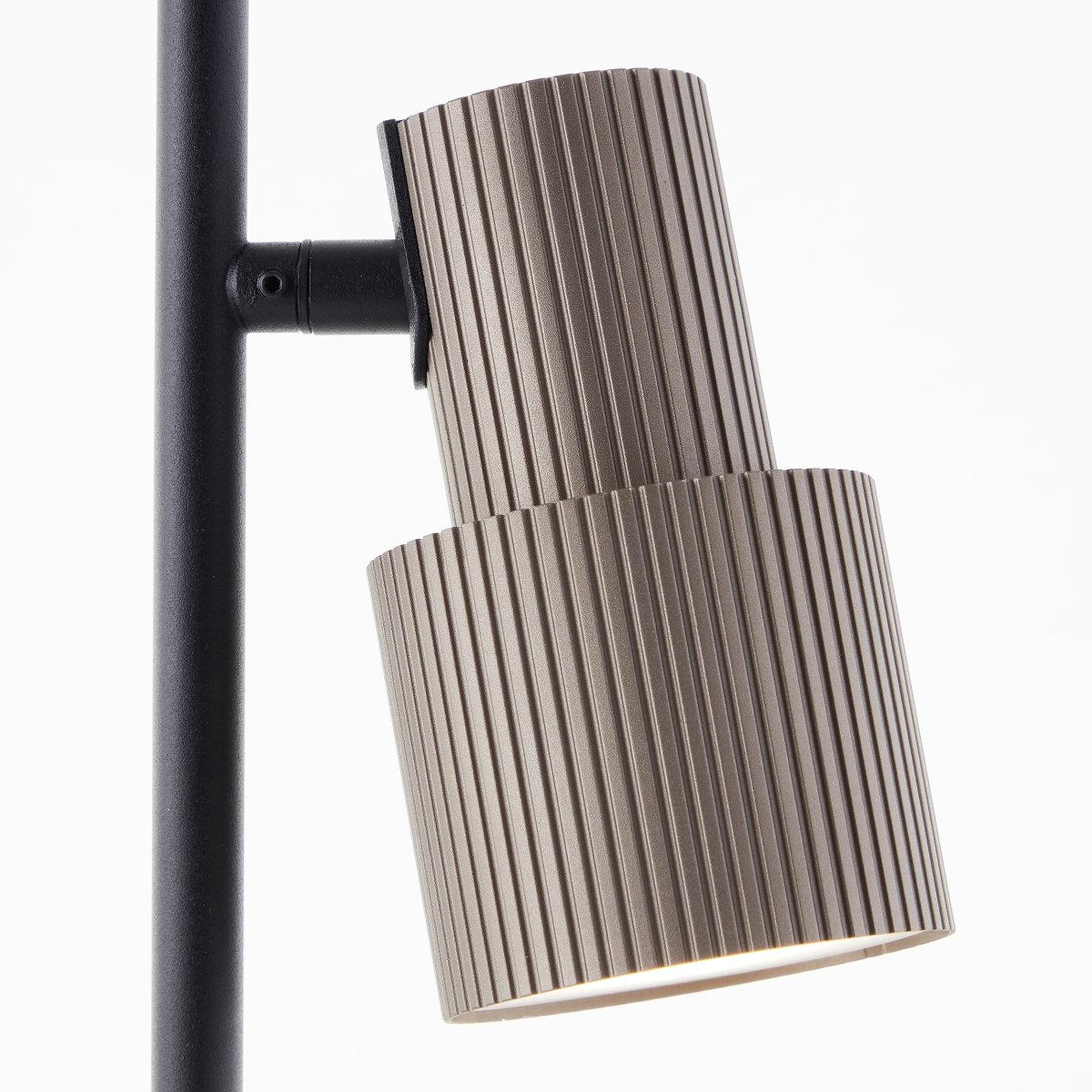 Cadiz 42cm Mattschwarz schreibtischlampe Von Brilliant - Die Tischlampe Cadiz ist eine moderne und stilvolle Lampe, die perfekt in alle zeitgenössischen Inneneinrichtungen passt.