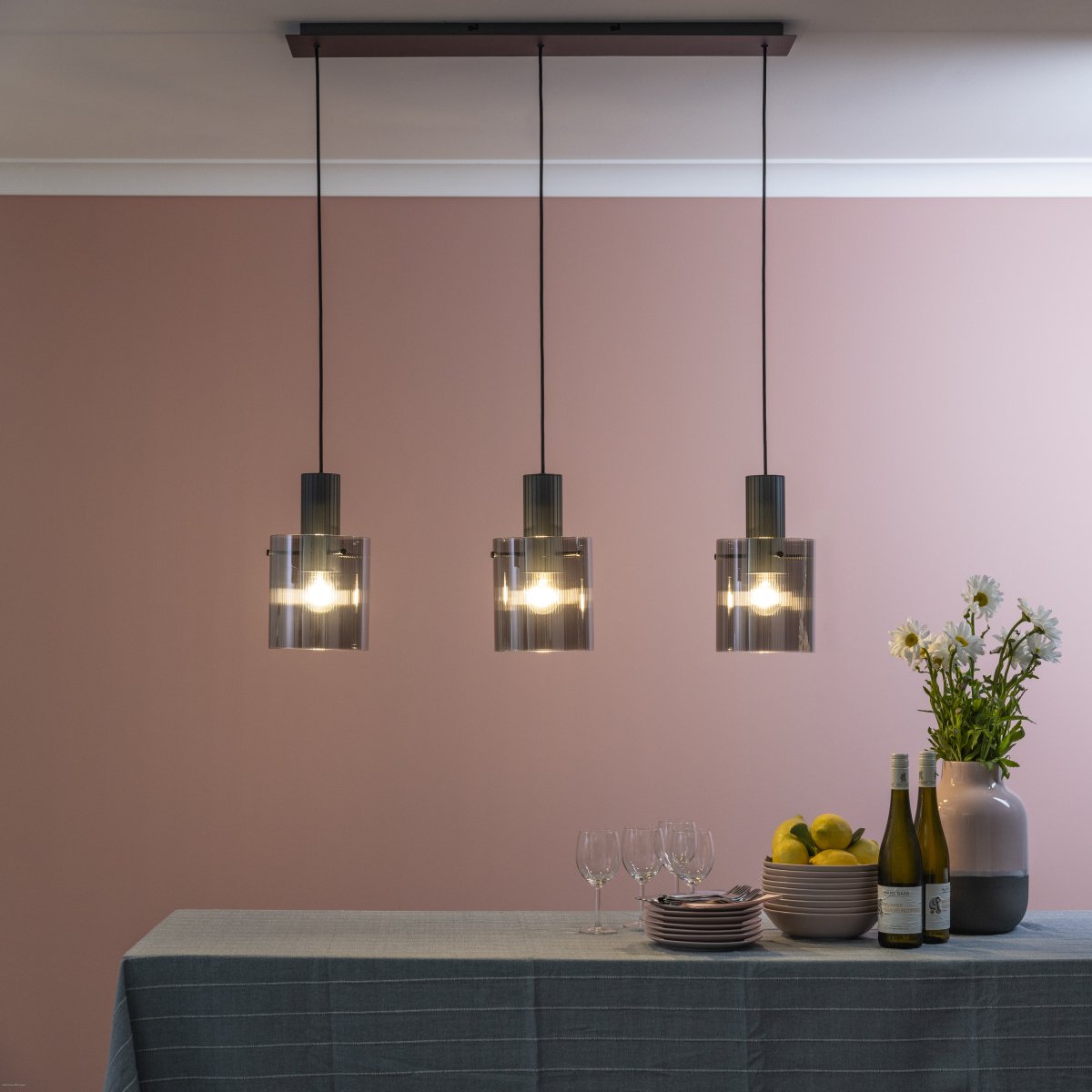 Riffelini 98cm Anthrazit hängelampe Von Brilliant - Sein klares Glas erzeugt ein einladendes und modernes Licht, das perfekt &uuml;ber den Esstisch oder ins Wohnzimmer passt.