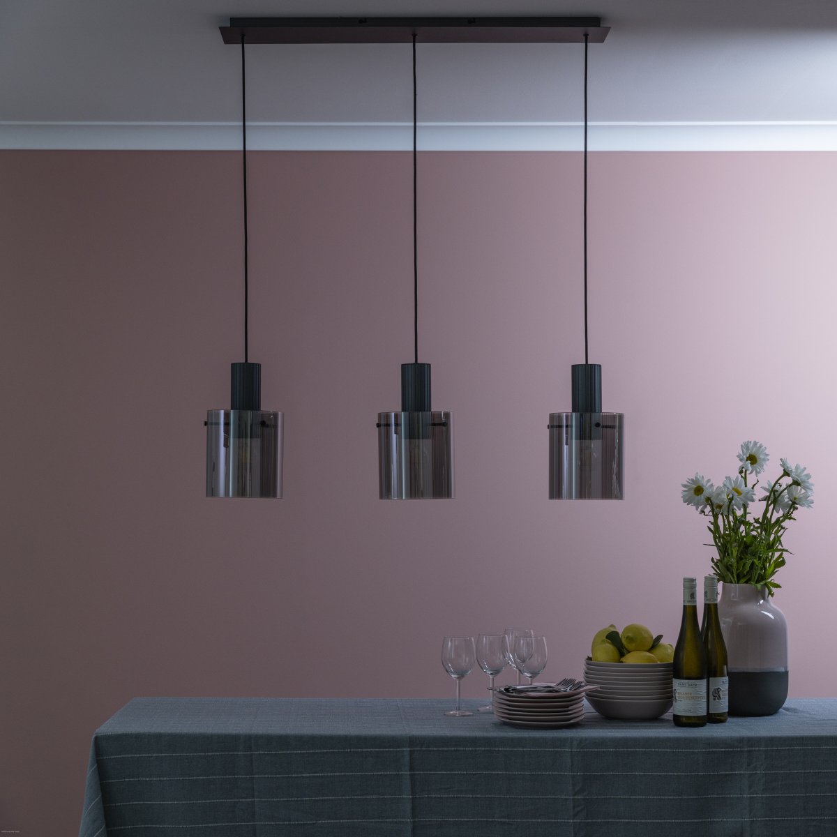 Riffelini 98cm Anthrazit hängelampe Von Brilliant - Sein klares Glas erzeugt ein einladendes und modernes Licht, das perfekt &uuml;ber den Esstisch oder ins Wohnzimmer passt.