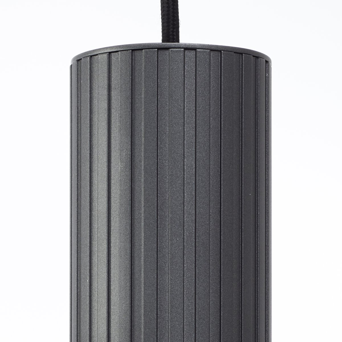 Riffelini 98cm Anthrazit hängelampe Von Brilliant - Sein klares Glas erzeugt ein einladendes und modernes Licht, das perfekt &uuml;ber den Esstisch oder ins Wohnzimmer passt.