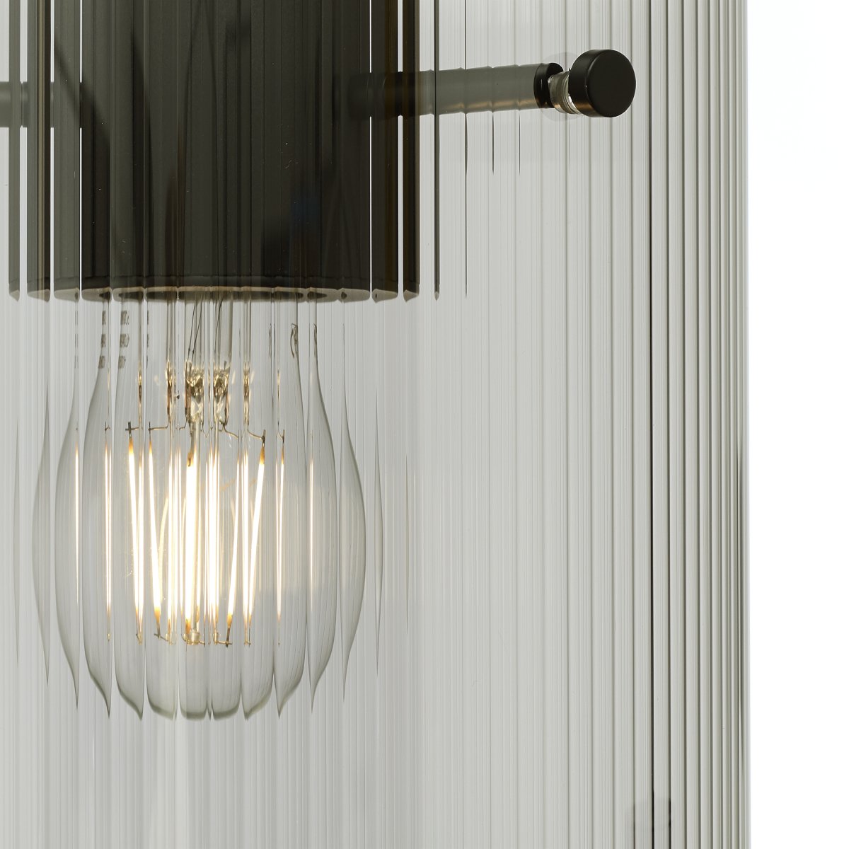 Riffelini 98cm Anthrazit hängelampe Von Brilliant - Sein klares Glas erzeugt ein einladendes und modernes Licht, das perfekt &uuml;ber den Esstisch oder ins Wohnzimmer passt.