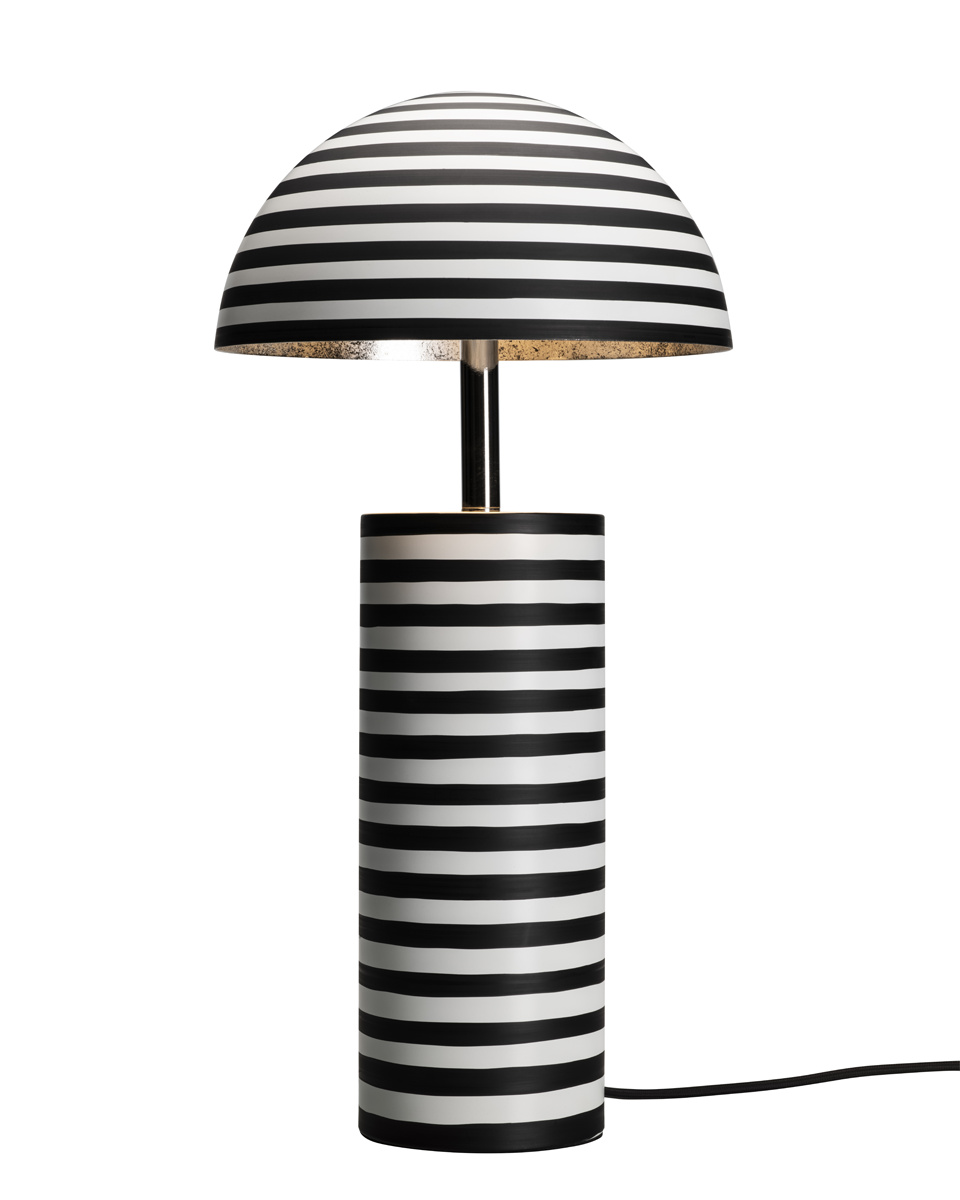 Stripe 50cm Schwarzweiß tischlampe Von By Rydéns - Die handbemalten Streifen verleihen jeder Leuchte einen einzigartigen Charakter, w&auml;hrend das silberfarbene Innere und die Chromdetails einen stilvollen Kontrast bilden.