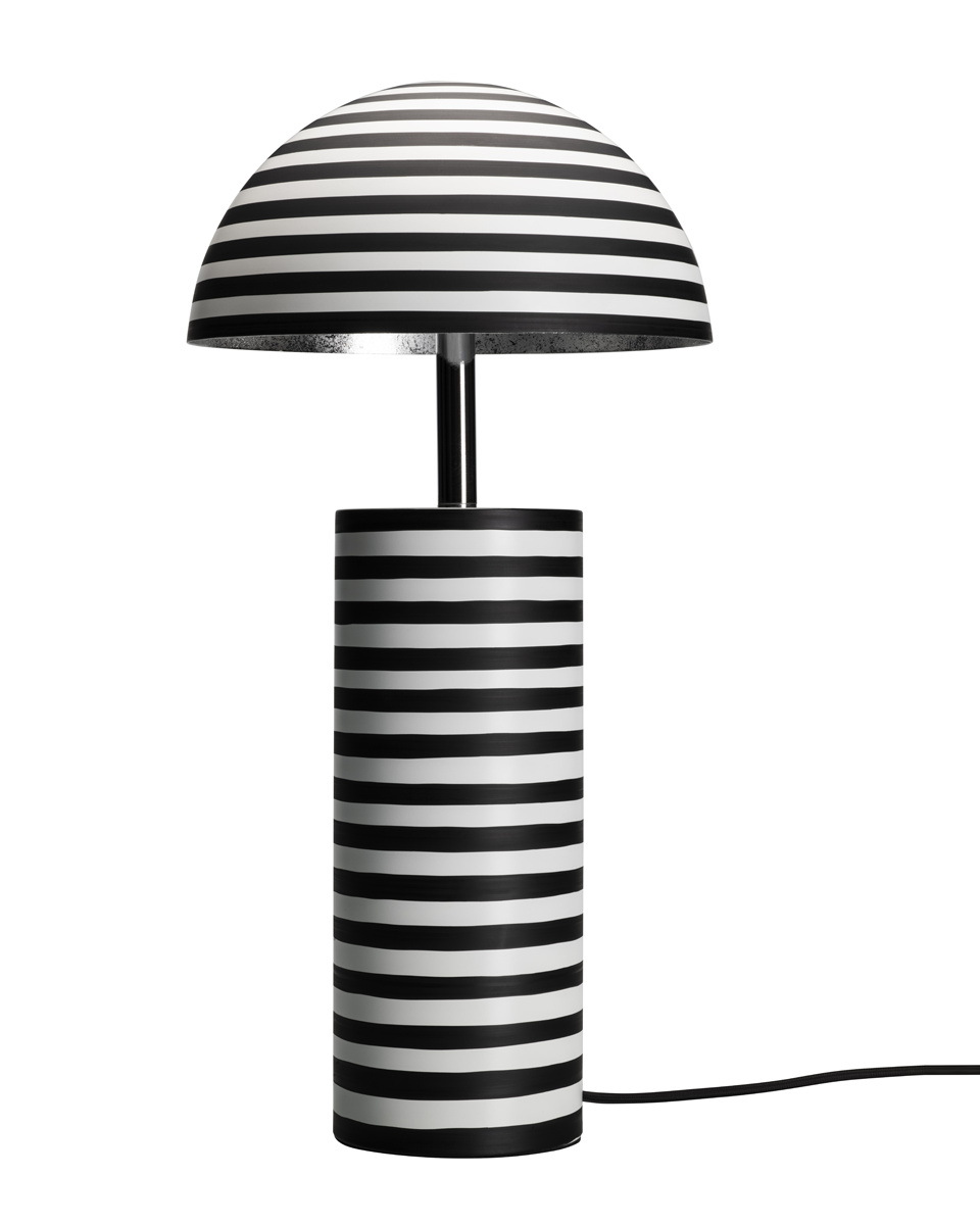 Stripe 50cm Schwarzweiß tischlampe Von By Rydéns - Die handbemalten Streifen verleihen jeder Leuchte einen einzigartigen Charakter, w&auml;hrend das silberfarbene Innere und die Chromdetails einen stilvollen Kontrast bilden.