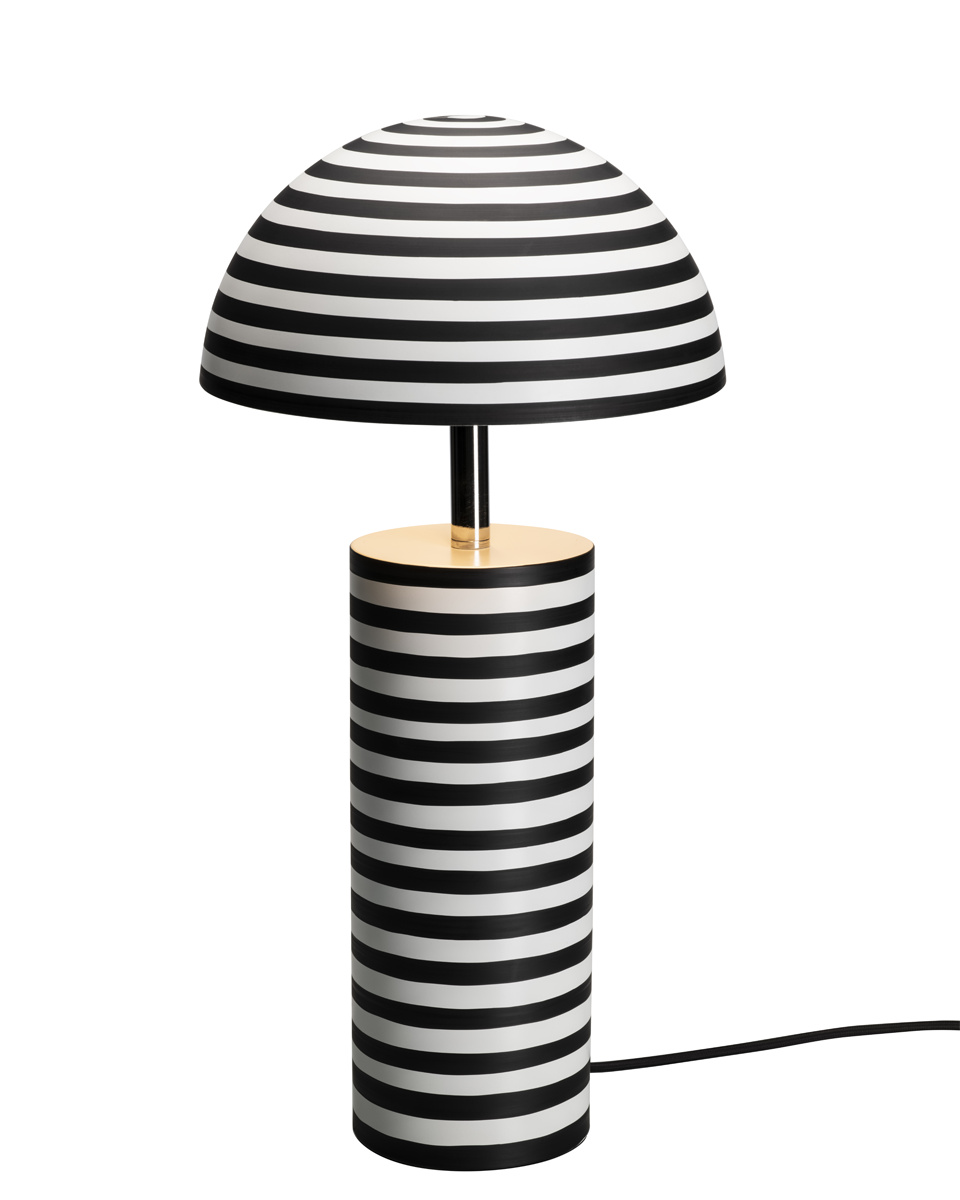 Stripe 50cm Schwarzweiß tischlampe Von By Rydéns - Die handbemalten Streifen verleihen jeder Leuchte einen einzigartigen Charakter, w&auml;hrend das silberfarbene Innere und die Chromdetails einen stilvollen Kontrast bilden.