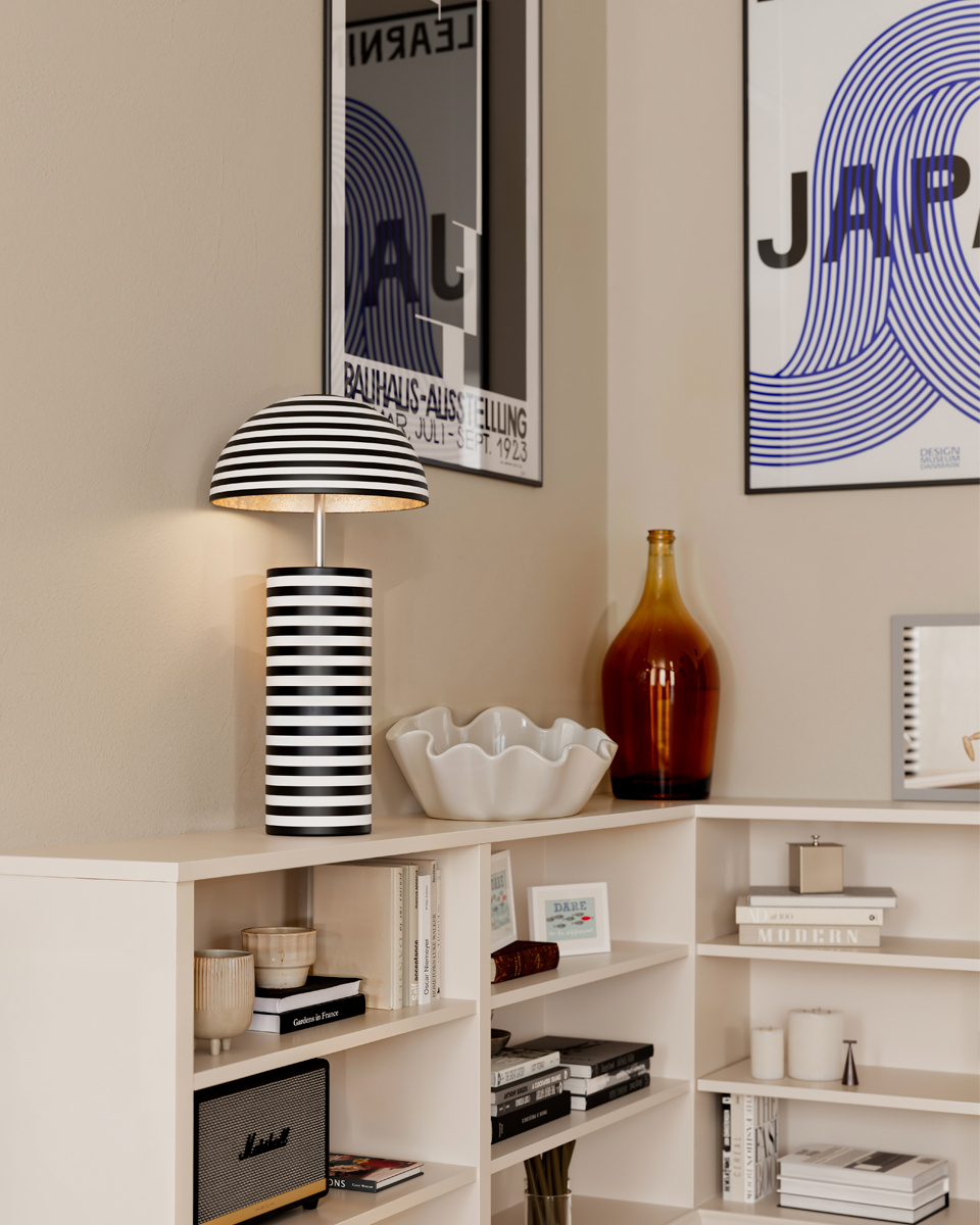 Stripe 50cm Schwarzweiß tischlampe Von By Rydéns - Die handbemalten Streifen verleihen jeder Leuchte einen einzigartigen Charakter, w&auml;hrend das silberfarbene Innere und die Chromdetails einen stilvollen Kontrast bilden.
