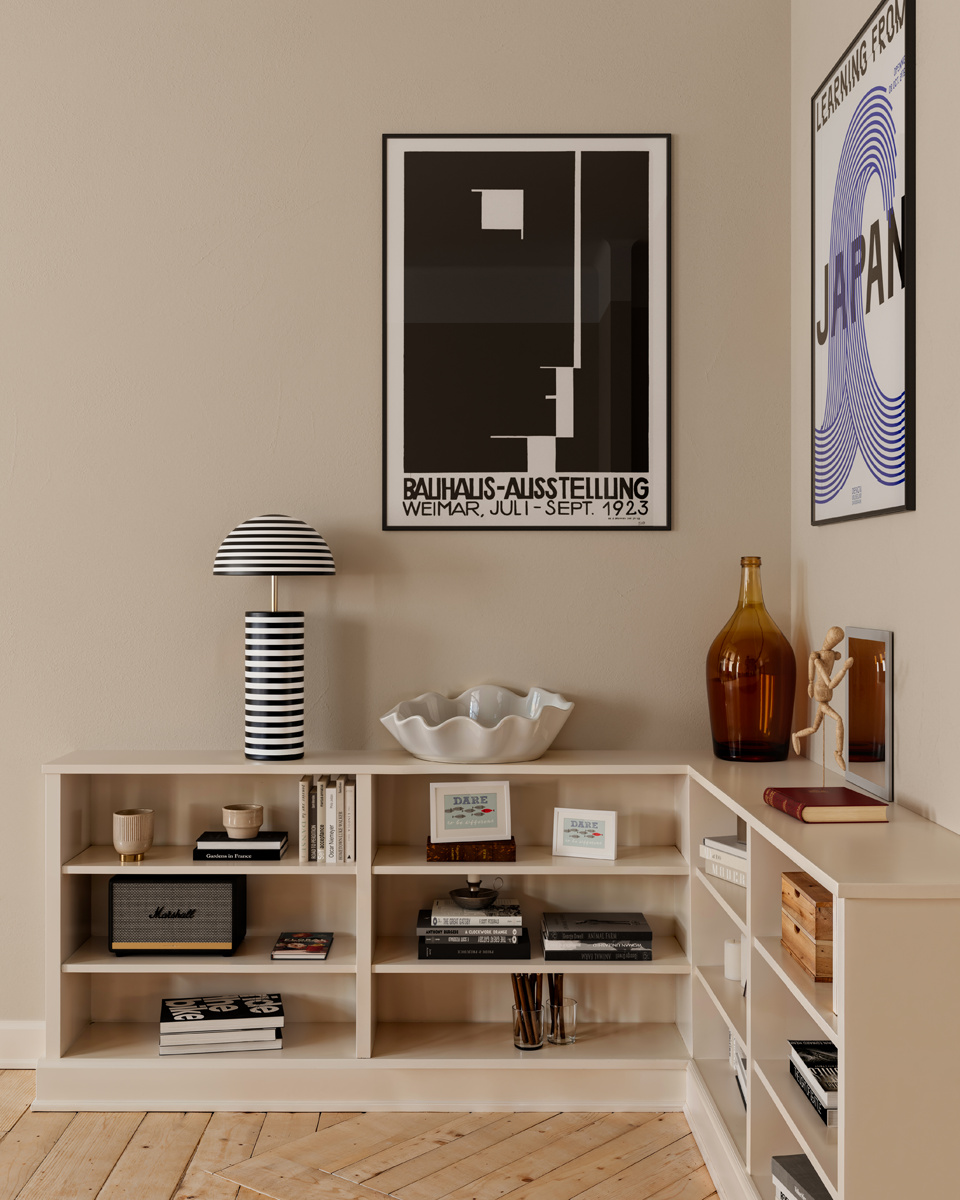 Stripe 50cm Schwarzweiß tischlampe Von By Rydéns - Die handbemalten Streifen verleihen jeder Leuchte einen einzigartigen Charakter, w&auml;hrend das silberfarbene Innere und die Chromdetails einen stilvollen Kontrast bilden.