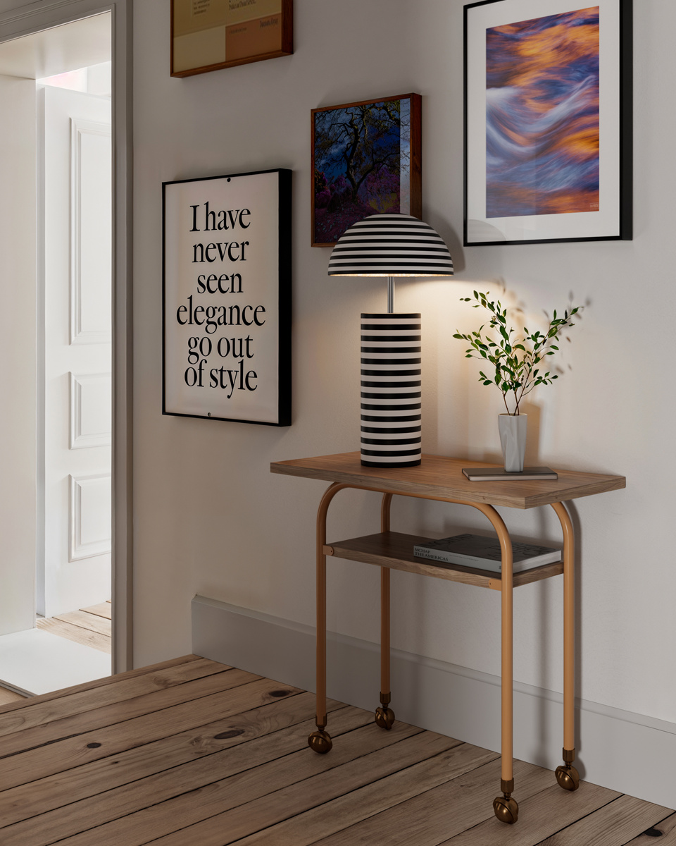 Stripe 50cm Schwarzweiß tischlampe Von By Rydéns - Die handbemalten Streifen verleihen jeder Leuchte einen einzigartigen Charakter, w&auml;hrend das silberfarbene Innere und die Chromdetails einen stilvollen Kontrast bilden.