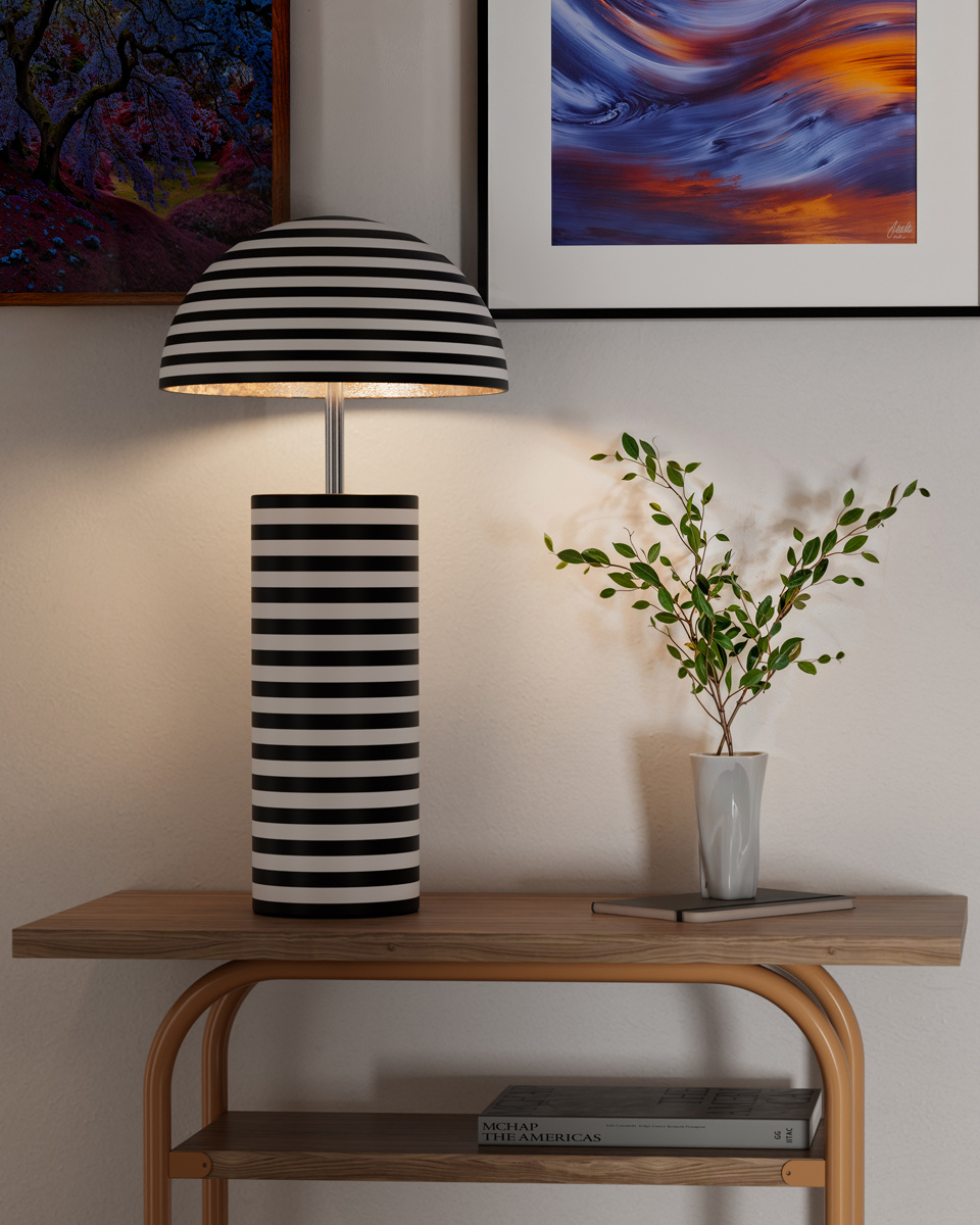 Stripe 50cm Schwarzweiß tischlampe Von By Rydéns - Die handbemalten Streifen verleihen jeder Leuchte einen einzigartigen Charakter, w&auml;hrend das silberfarbene Innere und die Chromdetails einen stilvollen Kontrast bilden.