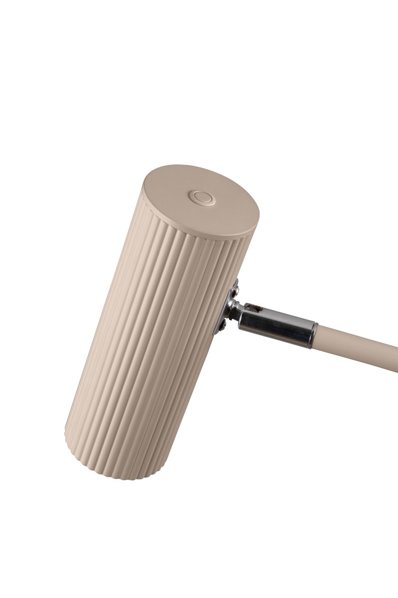 Hubble Read Beige stehlampe Von Globen Lighting - Die elegante Stehleuchte Hubble Read besticht durch ihr geripptes Gittergewebe und einen verstellbaren Schirm, mit dem Sie das Licht gezielt ausrichten k&ouml;nnen.