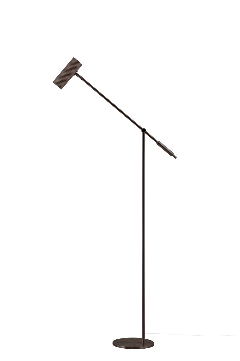 Hubble Read Bronze stehlampe Von Globen Lighting - Der glatte, geriffelte Schirm verleiht ihr ein unverwechselbares Aussehen und lässt sich so ausrichten, dass das Licht genau dorthin gelenkt wird, wo es benötigt wird.