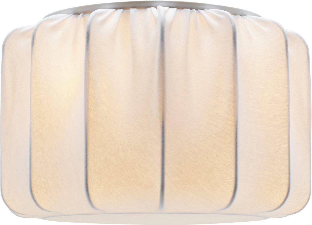 Iris Ø30 Weiß deckenleuchte Von PR Home - Iris Plafond ist Teil einer Serie von Schirmen in verschiedenen Gr&ouml;&szlig;en und Formen, die mit wei&szlig;em Jerseystoff bezogen sind.