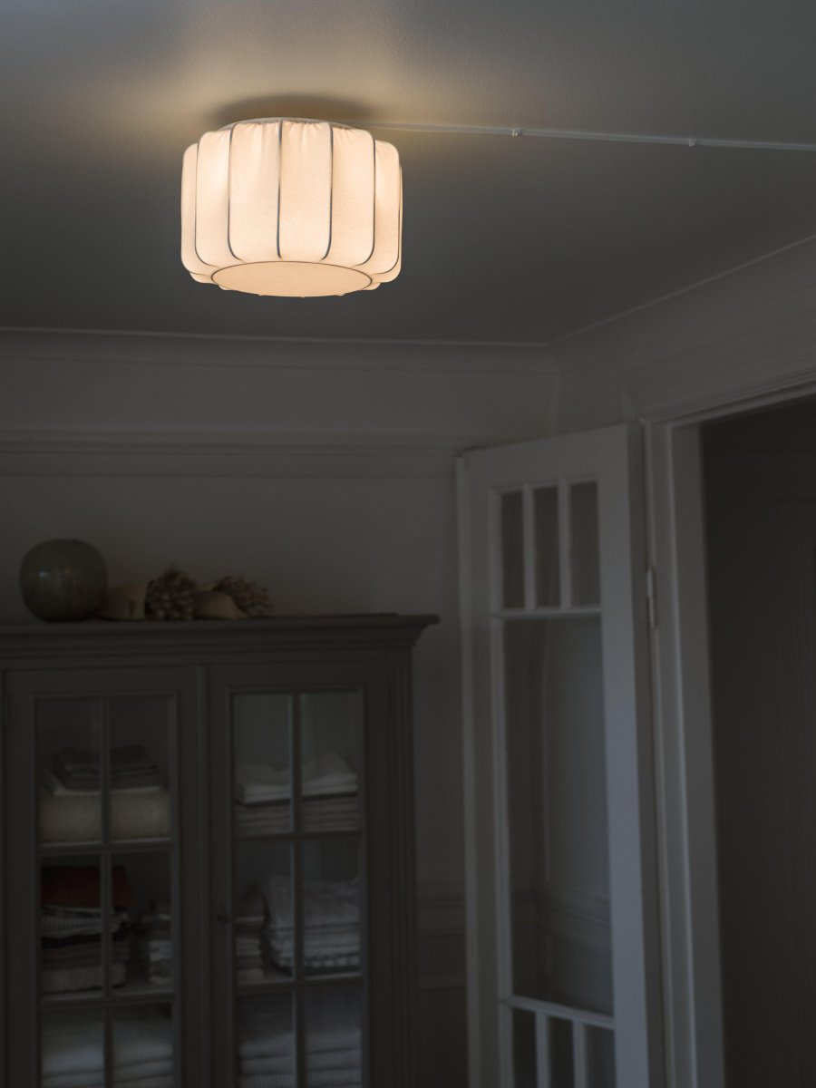 Iris Ø30 Weiß deckenleuchte Von PR Home - Iris Plafond ist Teil einer Serie von Schirmen in verschiedenen Gr&ouml;&szlig;en und Formen, die mit wei&szlig;em Jerseystoff bezogen sind.