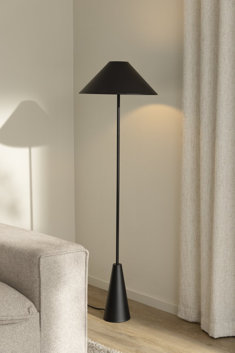 Cannes Schwarz stehlampe Von Globen Lighting - Die Stehleuchte Cannes basiert auf einer Balance geometrischer Formen in einem minimalistischen und stilvollen Design, das in viele Umgebungen passt.