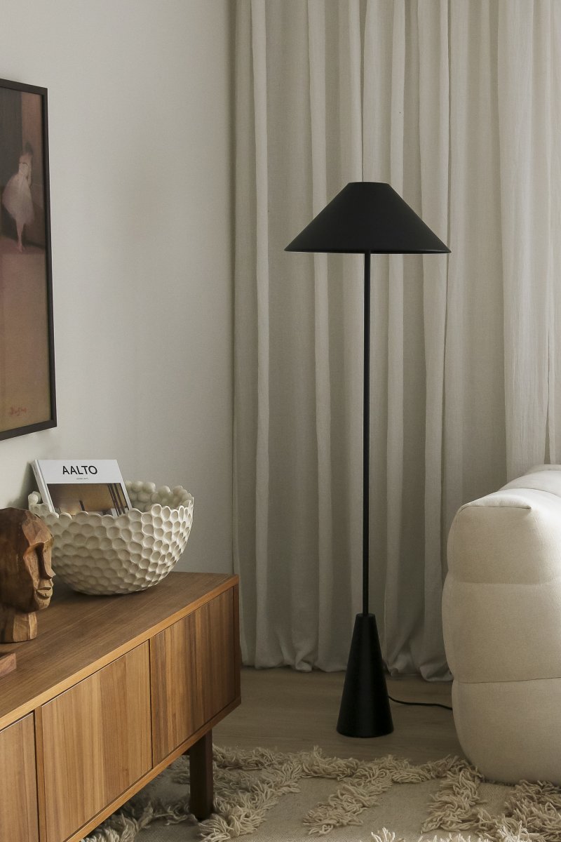 Cannes Schwarz stehlampe Von Globen Lighting - Die Stehleuchte Cannes basiert auf einer Balance geometrischer Formen in einem minimalistischen und stilvollen Design, das in viele Umgebungen passt.