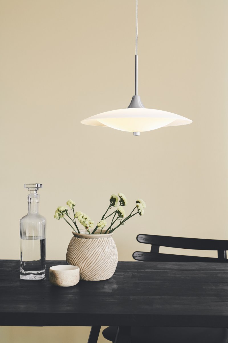 Baroni Ø40 Aluminium hängelampe Von Halo Design - Das mundgeblasene Opalglas in Kombination mit geb&uuml;rstetem Aluminium ergibt ein zeitloses Design.