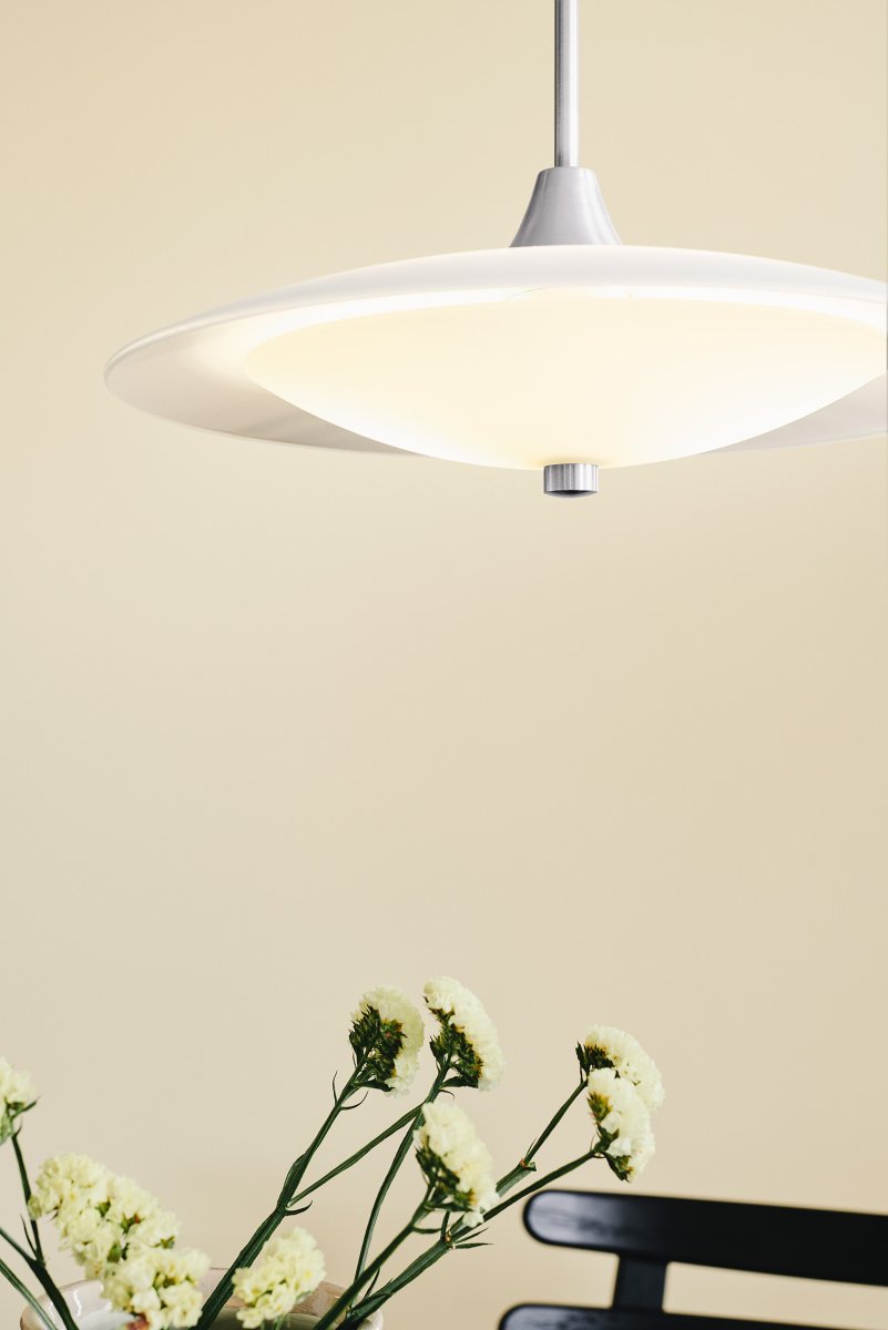 Baroni Ø40 Aluminium hängelampe Von Halo Design - Das mundgeblasene Opalglas in Kombination mit geb&uuml;rstetem Aluminium ergibt ein zeitloses Design.