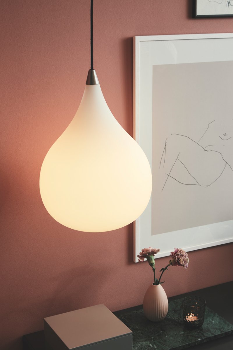 Drops Ø38 Weiß hängelampe Von Halo Design - Der Schirm aus mundgeblasenem Opalglas erzeugt eine feine Lichtstreuung und in Kombination mit den Details aus gebürstetem Aluminium trägt die Leuchte zu einer schönen Atmosphäre im Raum bei.