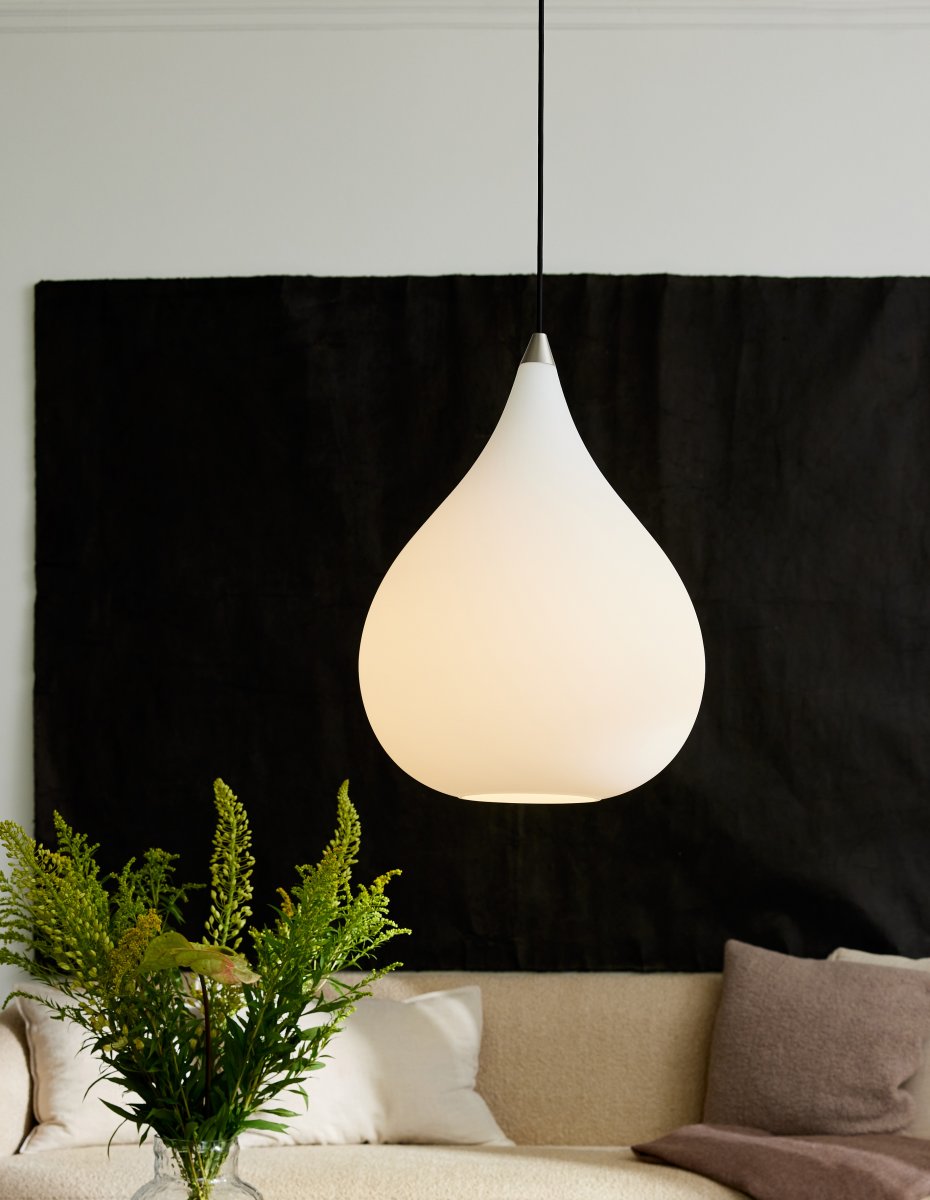 Drops Ø38 Weiß hängelampe Von Halo Design - Der Schirm aus mundgeblasenem Opalglas erzeugt eine feine Lichtstreuung und in Kombination mit den Details aus gebürstetem Aluminium trägt die Leuchte zu einer schönen Atmosphäre im Raum bei.
