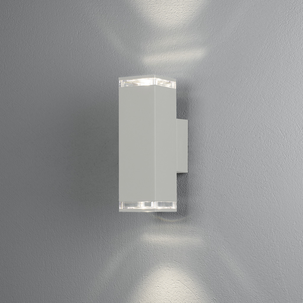Pollux Weiß außenlampe Von Konstsmide - Es eignet sich perfekt für Eingänge und Terrassen, sorgt für angenehmes und sicheres Licht und ergänzt gleichzeitig moderne Architekturstile.