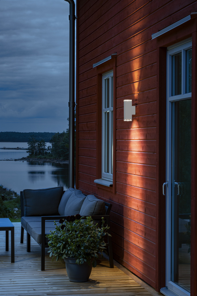 Pollux Weiß außenlampe Von Konstsmide - Es eignet sich perfekt für Eingänge und Terrassen, sorgt für angenehmes und sicheres Licht und ergänzt gleichzeitig moderne Architekturstile.