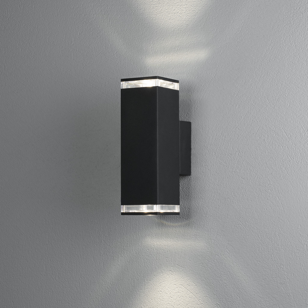Pollux Schwarz außenlampe Von Konstsmide - Es eignet sich perfekt für Eingänge und Terrassen, sorgt für angenehmes und sicheres Licht und ergänzt gleichzeitig moderne Architekturstile.