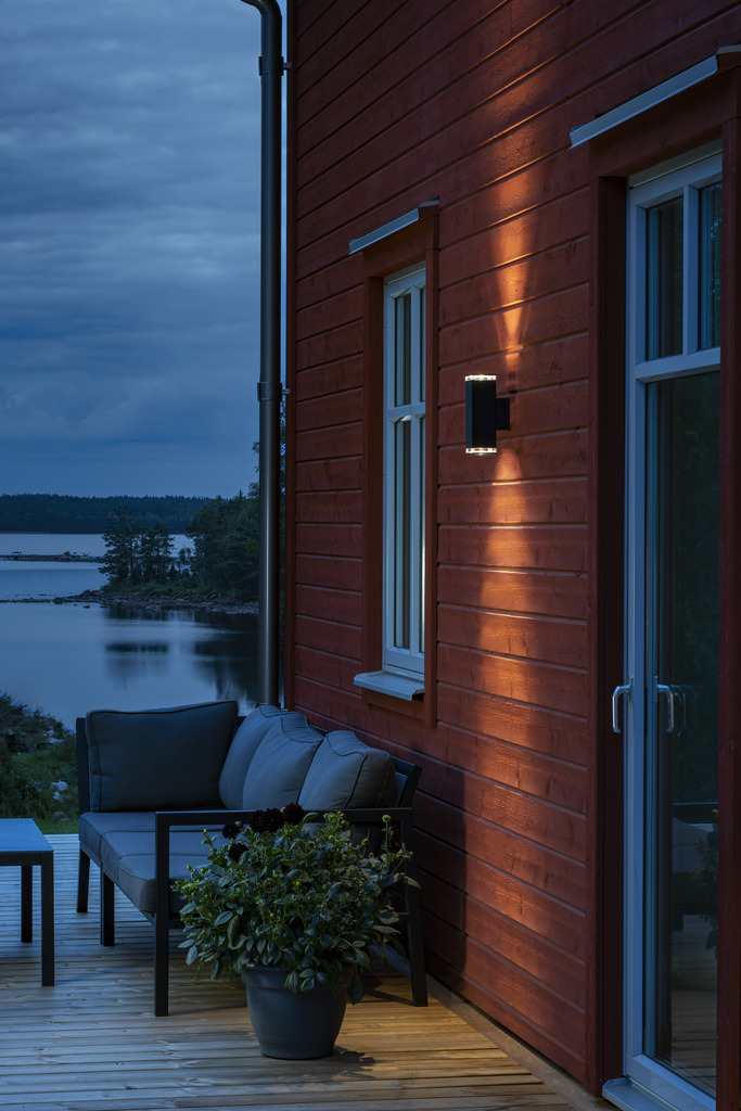 Pollux Schwarz außenlampe Von Konstsmide - Es eignet sich perfekt für Eingänge und Terrassen, sorgt für angenehmes und sicheres Licht und ergänzt gleichzeitig moderne Architekturstile.